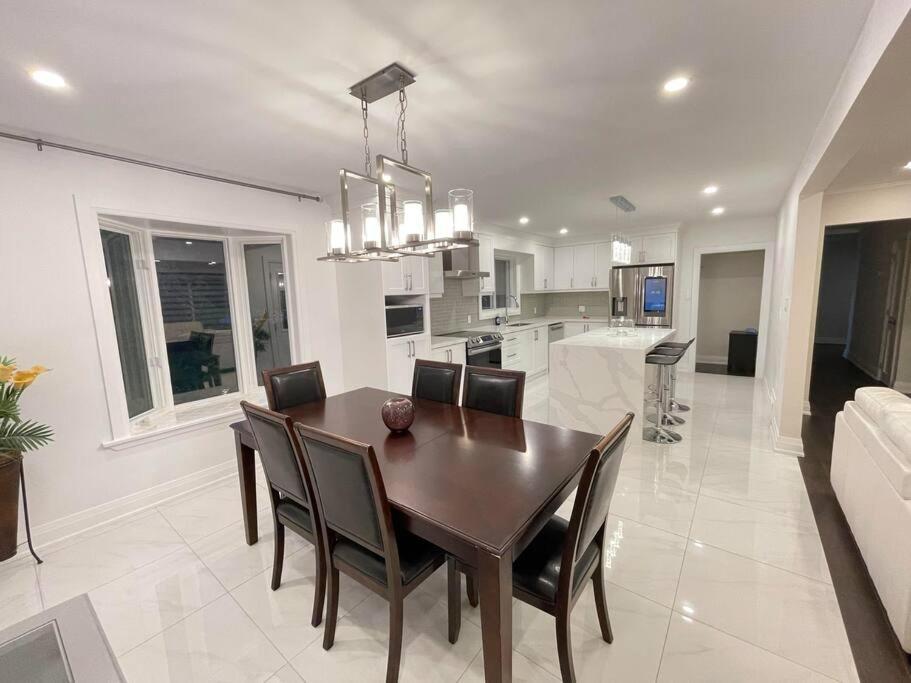 3-Bedroom Modern Luxury Apartment In The Heart Of City Toronto Bagian luar foto