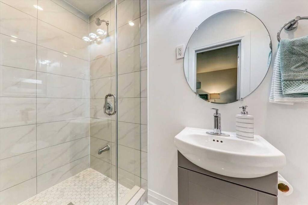3-Bedroom Modern Luxury Apartment In The Heart Of City Toronto Bagian luar foto