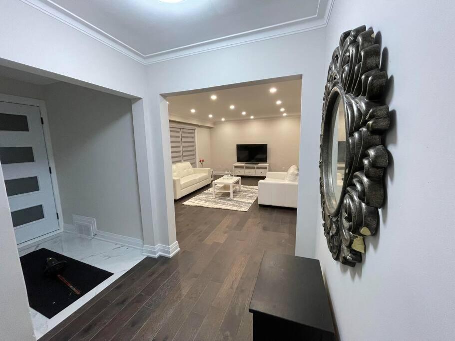 3-Bedroom Modern Luxury Apartment In The Heart Of City Toronto Bagian luar foto