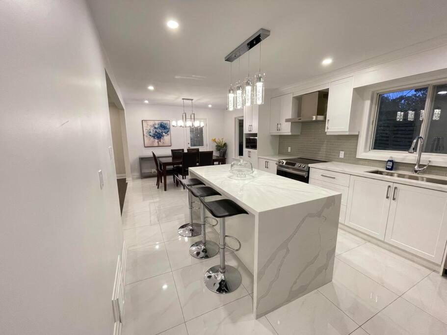 3-Bedroom Modern Luxury Apartment In The Heart Of City Toronto Bagian luar foto