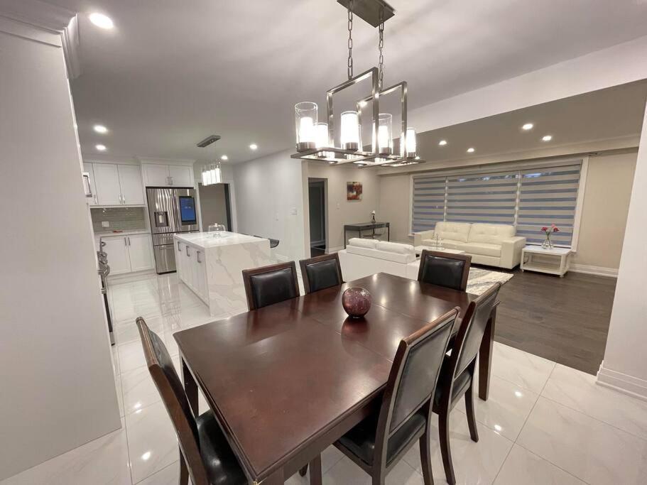 3-Bedroom Modern Luxury Apartment In The Heart Of City Toronto Bagian luar foto
